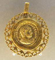 Aureus of Caracalla in ancient setting. Photo: KW.