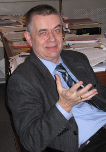 Bernd Kluge in his office, talking to Ursula Kampmann.