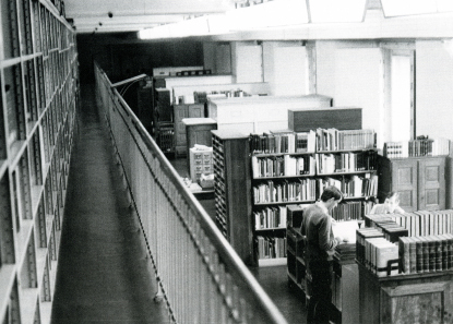 The great treasure vault, around 1975, back then the permanent working place of the academic researchers. From B. Kluge, Das Münzkabinett, 2nd ed., Berlin 2005, p. 28.