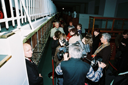 Open days at the Treasure Vault. After the renovation, Wolfgang Steguweit gives a tour around the Treasure Vault of the Berlin Münzkabinett in 2004. Foto: Reinhard Saczewski.