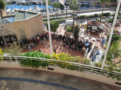 There are not as many people queuing up for the sought-after coins in front of the Musée des Timbres et des Monnaies as in other places. Photo: KW.