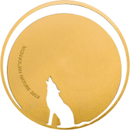 A new cutting technique highlights the contours of the Mongolian wolf and the crescent moon and thus creates an image of impressive immediacy and clarity.