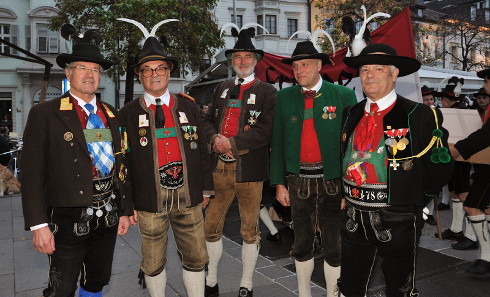 The Tyrolean Rifles wearing traditional hat styles as part of their village costume. Photo: HaTe/ http://creativecommons.org/licenses/by/3.0/deed.en.
