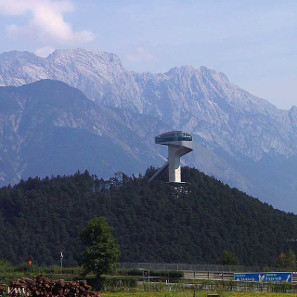 View on Bergisel from the Brenner Pass Road. Photo: Veit Mueller/ http://creativecommons.org/licenses/by-sa/3.0/deed.en.