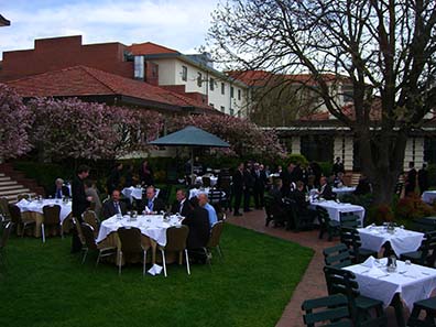 Lunch in the central court of the convention hotel. Photo: Ursula Kampmann