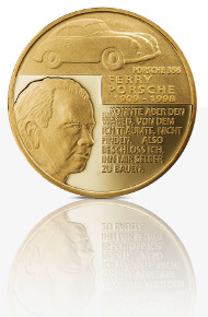 The new Porsche medal in fine gold.
