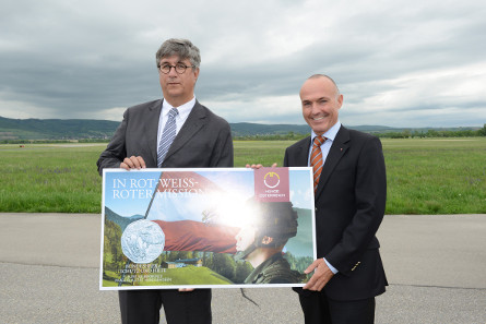 Gerald Klug and Gerhard Starsich present the new 5 euro coin.