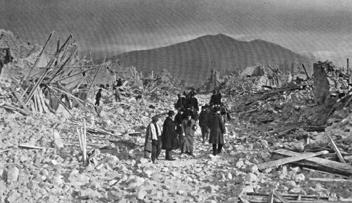 Photograph of the ruins of Via Napoli, Avezzano after the earthquake of 1915. Source: Wikipedia.
