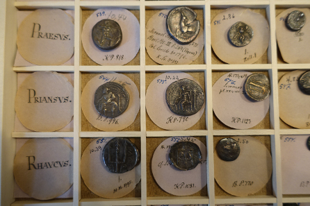 View onto a tray with Greek coins from Crete. Photo: UK.
