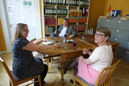 Coffee table, from left to right Dr Gitte Tarnow Ingvardson, Lund / Sweden; Dr Helle W. Horsnæs, National Museum of Denmark; Dr Svein Gullbekk, Oslo / Norway. Photo: UK.