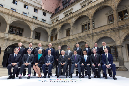 'Family portrait' with participants of the G7 Meeting: the Finance Ministers socializing in the small courtyard of the Royal Palace. Photo: Thomas Köhler, Bundesministerium der Finanzen.