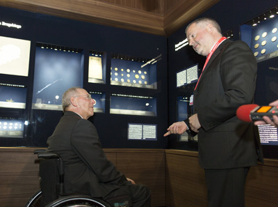 Mr Schäuble showed great interest in particular exhibits. Photo: Thomas Köhler, Bundesministerium der Finanzen.