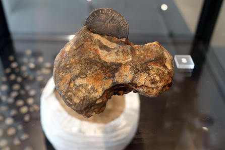 A Dutch thaler from the early 17th century in a stone, presumably intended as foundation sacrifice. Discovered by Stanley Andreasen, Jutland, Bulbjerg. Photo: UK.