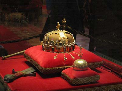 The Crown of St. Stephen with sword and orb. Photo: Wikipedia.