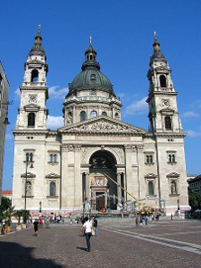 Thanks to the invention of Kornél Szilvay, the fire in the Saint Stephen's Basilica in Budapest in 1947 was extinguished without water damage. Photograph: Wikipedia / Attila Terbócs. https://creativecommons.org/licenses/by-sa/3.0/deed.de