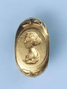 The melon-style coiffure and chignon were fashionable during this period. The shell ornaments on the ring shoulders refer to the cult of Venus. Ring, around 150 AD, maker unknown, Roman Empire (Smyrna). Embossed and engraved gold. © Swiss National Museum.