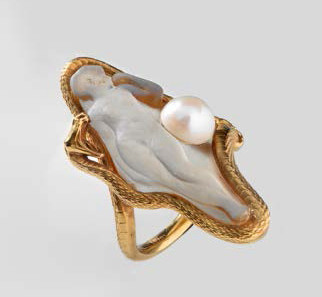 A snake with open jaw entwines a naked woman, who symbolizes sexuality. The pearl represents an apple, and can thus be interpreted as a symbol of temptation. Ring, around 1900, René Lalique (1860-1945), Paris. Gold, frosted glass, pearl. © Swiss National Museum.
