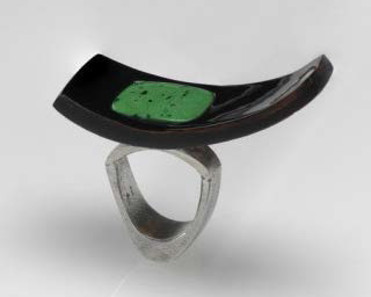 The Japanese lacquer technique urushi, with its silky lustre, appears here in a new aesthetic. The coconut shell has undergone a metamorphosis. Ring, 2007, Salome Lippuner (born 1956), Switzerland. Silver, coconut shell with black lacquer, jade. © Swiss National Museum.