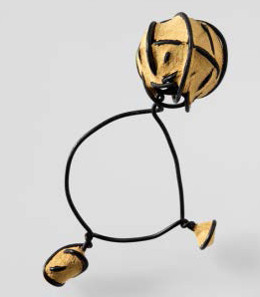 Belongs to a body of work titled 'Enhancement'. The artist jeweller learnt the lost-wax casting technique from the Ashanti in Africa and the Dokra in India. Ring, 2007, Johanna Dahm (born 1947), Switzerland. 22-carat gold, steel wire. © Swiss National Museum.