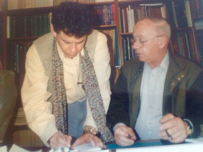 Shraga Qedar (r) loved numismatic cooperation. Here we see him with one of his friends, the well-known David Hendin (l).