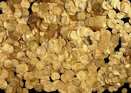 The treasure consists of nearly 2,600 gold coins. Photographed by Clara Amit, Israel Antiquities Authority. With permission of the Israel Antiquities Authority.