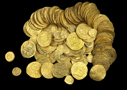 Dinars and quarter dinars from the Caesarea treasure. Photographed by Clara Amit, Israel Antiquities Authority. With permission of the Israel Antiquities Authority.