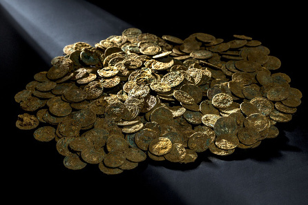 A fraction of the Ueken coin trove in unrestored condition. © Canton of Aargau. Photograph: Béla Polyvŕs.