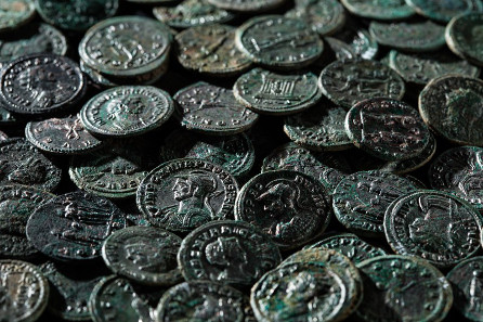 Only 250 coins out of 4,166 are restored. They are in a very good condition. © Canton of Aargau. Photograph: Béla Polyvŕs.