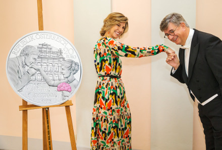 During the official start of coining, Mint director Gerhard Starsich welcomes formally the Ball's organiser Desirée Treichl-Stürgkh.