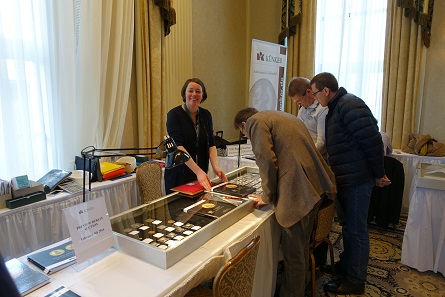 Always surrounded by a flock of people: Alexandra Elflein from Künker. No wonder: She does not only speak German and English, but also French and Italian. A blessing for all French and Italians who are not quite fluent in English...