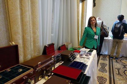 The Italian manufactur Abafil with its elegant solutions for coin keeping was in New York for the first time, represented by Annalisa Garretto. Her large booth had significantly emptied after the three days of the convention.