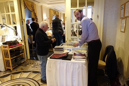 Philipp Skingley from Spink, on the other hand, has been a regular for years. And just as regularly, visitors at his booth are confronted with the problem whether their suitcase will go into excess weight with this book at a sensationally low exhibition price in it or not.