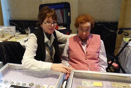 Sitting opposite him is Catherina Bullowa (r.): Always healthy, always in a good mood, and always up to have some fun. Her daughter Joy Moore now runs the business.