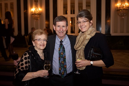 Cocktail hour prior to the Gala: Herb Kreindler and his wife (l.), right, the Swabian coin dealer Martina Dieterle. Photo: Alan Roche.