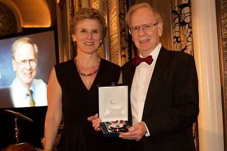 Kenneth E. Bressett receives the ANS Distinguished Service Award. Left, Ute Wartenberg, r. Kenneth E. Bressett,