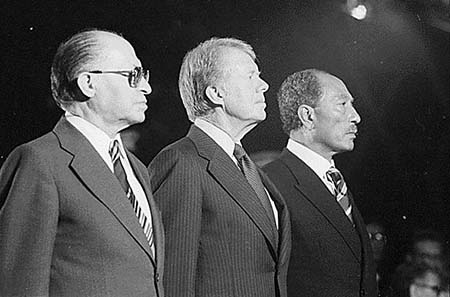 Menachem Begin, Jimmy Carter and Anwar Sadat in Camp David, 7. September 1978. Photo: Jimmy Carter Library: Carter White House Photographs Collection, 01/20/1977 - 01/22/1981; Camp David Summit; 3 leaders at Marine Corps Parade, 09/07/1978 - 09/07/1978. / Wikipedia.