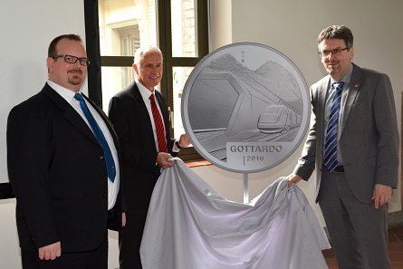 The design of the silver coin Gottardo 2016 is being unveiled. From left to right: Marius Haldimann, CEO Swissmint, graphic artist Fredy Trümpi, responsible for the coin's design, and Dr Peter Füglistaler, Director Swiss Federal Office of Transport. Photograph: Swissmint.