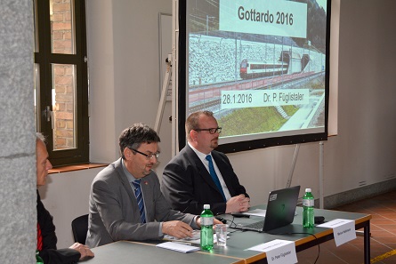 Dr. Peter Füglistaler (on the left in the picture) is a keen coin collector himself. Photograph: Swissmint.