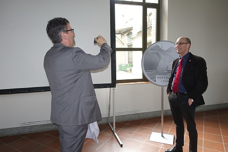 The new coin is highly emotional to all parties involved: On behalf of the project manager, Dr. Peter Füglistaler takes a kind of selfie in front of the commemorative coin. Photograph: UK.