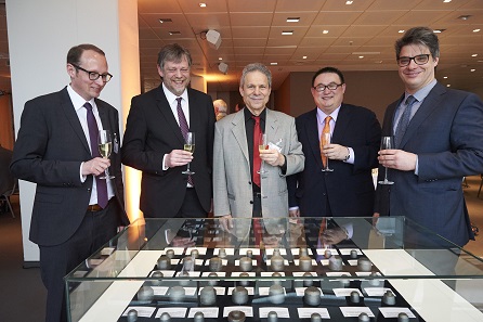 The delivery of the dies to the Foundation of Domes and Castles of Saxony-Anhalt was celebrated by many. From l. to r.: Ulrich Künker, Managing Director of Fritz Rudolf Künker GmbH & Co KG, Ulf Dräger, director of the state coin cabinet Moritzburg, Robert Mish, President of Mish International USA, Michael Chou, Owner of Champion Auction, Hong Kong-Taipei-Shanghai, Dr Christian Philipsen, president of the Foundation of Domes and Castles of Saxony-Anhalt.
