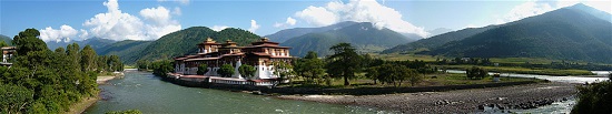 A panoramic view of the Punakha Dzong, the old capital of Bhutan, at the confluence of Pho Chu and Mo Chu rivers. Photograph: sprklg / http://creativecommons.org/licenses/by-sa/2.0/