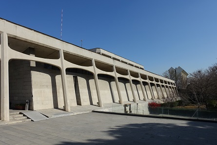 Carpet Museum of Iran - the architecture resembles warp and woof on a loom. In the background: Our Hotel Laleh (=tulip), whose shape is vaguely reminiscent of a tulip. Photo: KW.