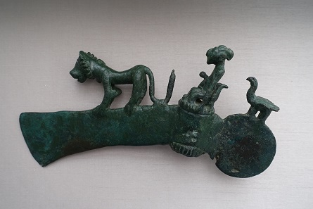 Luristan bronze; axe head, late 2nd/ early 1st millennium BC. Photo: KW.