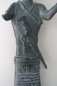 The statue even bears an inscription: il-tir-ga-zi, the God of the city, who had been abducted and brought to Bur-nak-ku, marduk-sarrani, son of Sulmanu-asaridu, ruler of the land se-ma-is, returned him back to his former location. Photo: KW.