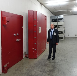 Entrance to the great vault. Size comparison: right next to it Mr Heck is standing, who was kind enough to give us a tour around the Karlsruhe Mint. We would like to take this as an opportunity to warmly thank him. Photograph: UK