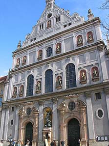 Saint Michael in Munich was built as church of the Society of Jesus. Photo: Luidger / Wikipedia.