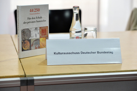 As no member of the Cultural Committee wanted to participate a chair was left free. Photo: Maurizio Gambarini.