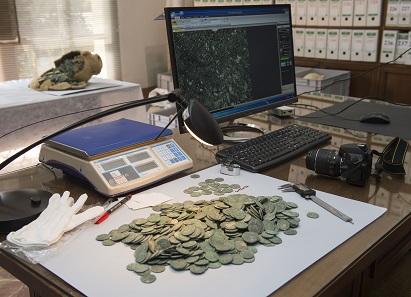 The find is currently kept in Seville's Archaeological Museum where the coins will be inventoried, cleaned and catalogued. Photograph: © Consejería de Cultura / Junta de Andalucía.