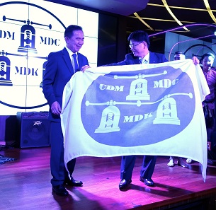 The handing over of the flag: Chakkrit Parapuntakul (l.) hands it on to the host of the upcoming MDC 2018, Hwadong Kim (r.), CEO of the Korean Minting Corporation KOMSCO. Photograph: UK.