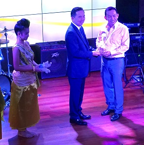 Chakkrit Parapuntakul presents the MDC Award to Pak Ling Yip of the Singapore Mint. Photograph: UK.
